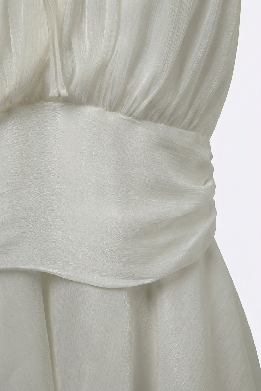 Abito bianco a pieghe con collo all'americana e volant in tessuto chiffon lucido