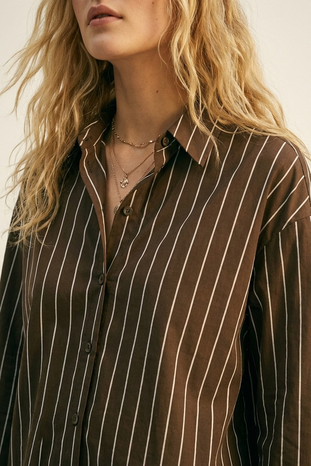 Abito camicia a righe marrone con maniche lunghe e bottoni