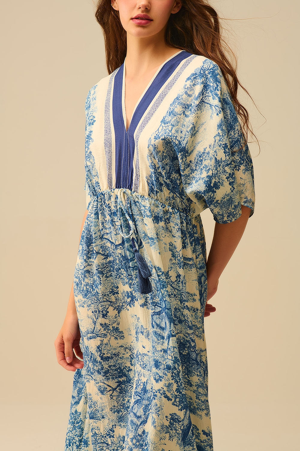 Abito fluido con scollo a V e stampa Toile de Jouy
