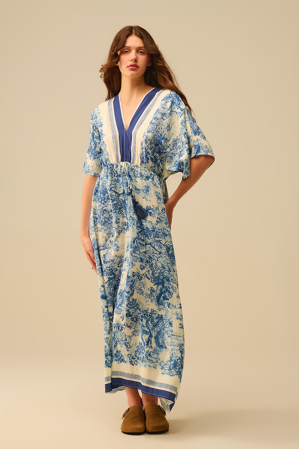 Abito fluido con scollo a V e stampa Toile de Jouy