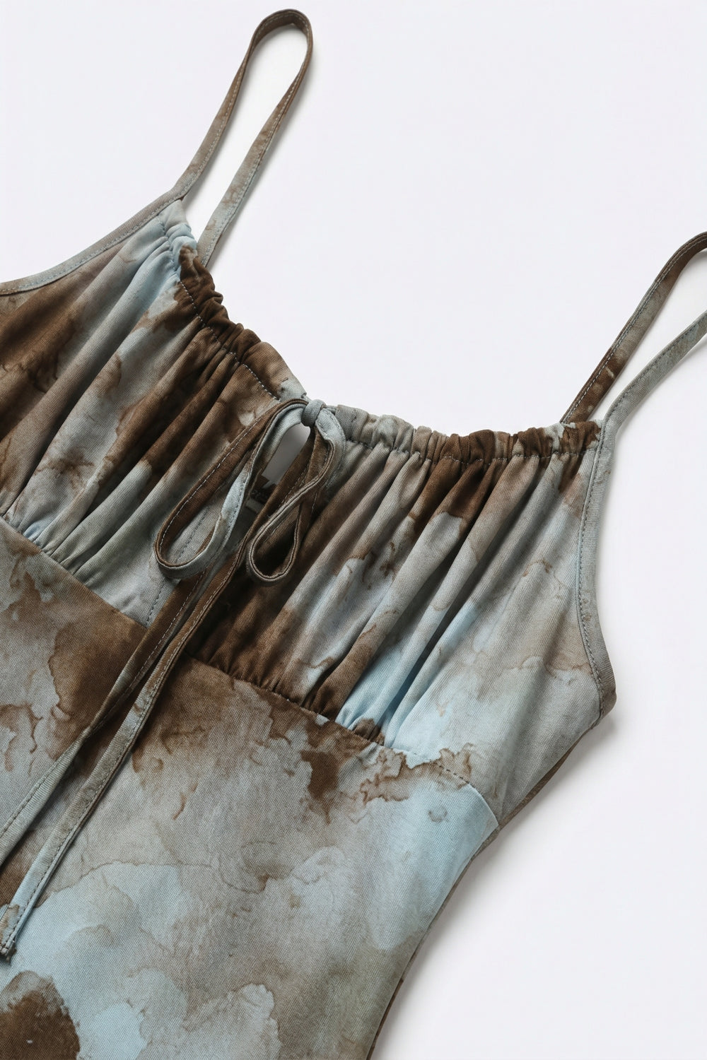 Abito lungo a sottoveste tie-dye blu con spalline regolabili