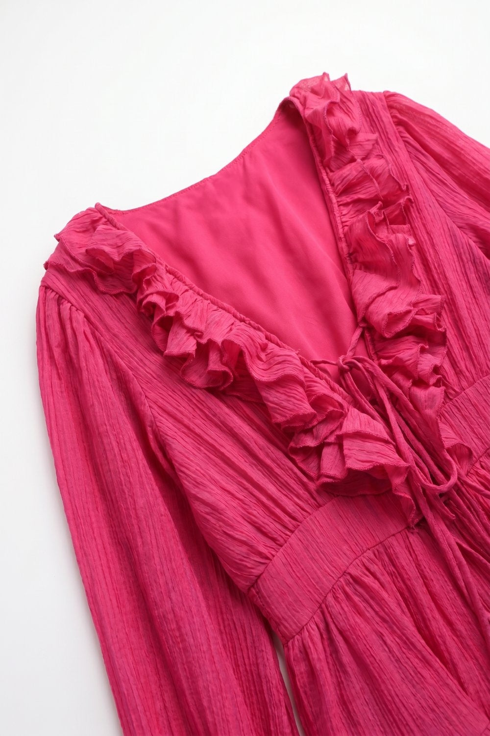 Abito Mini in Chiffon Increspato Fucsia con Balze Scollo a V e Cintura