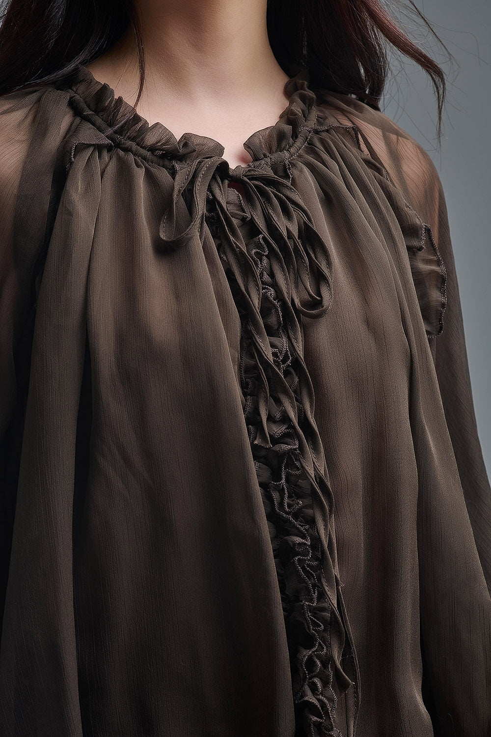 Abito romantico in chiffon marrone con vita scesa