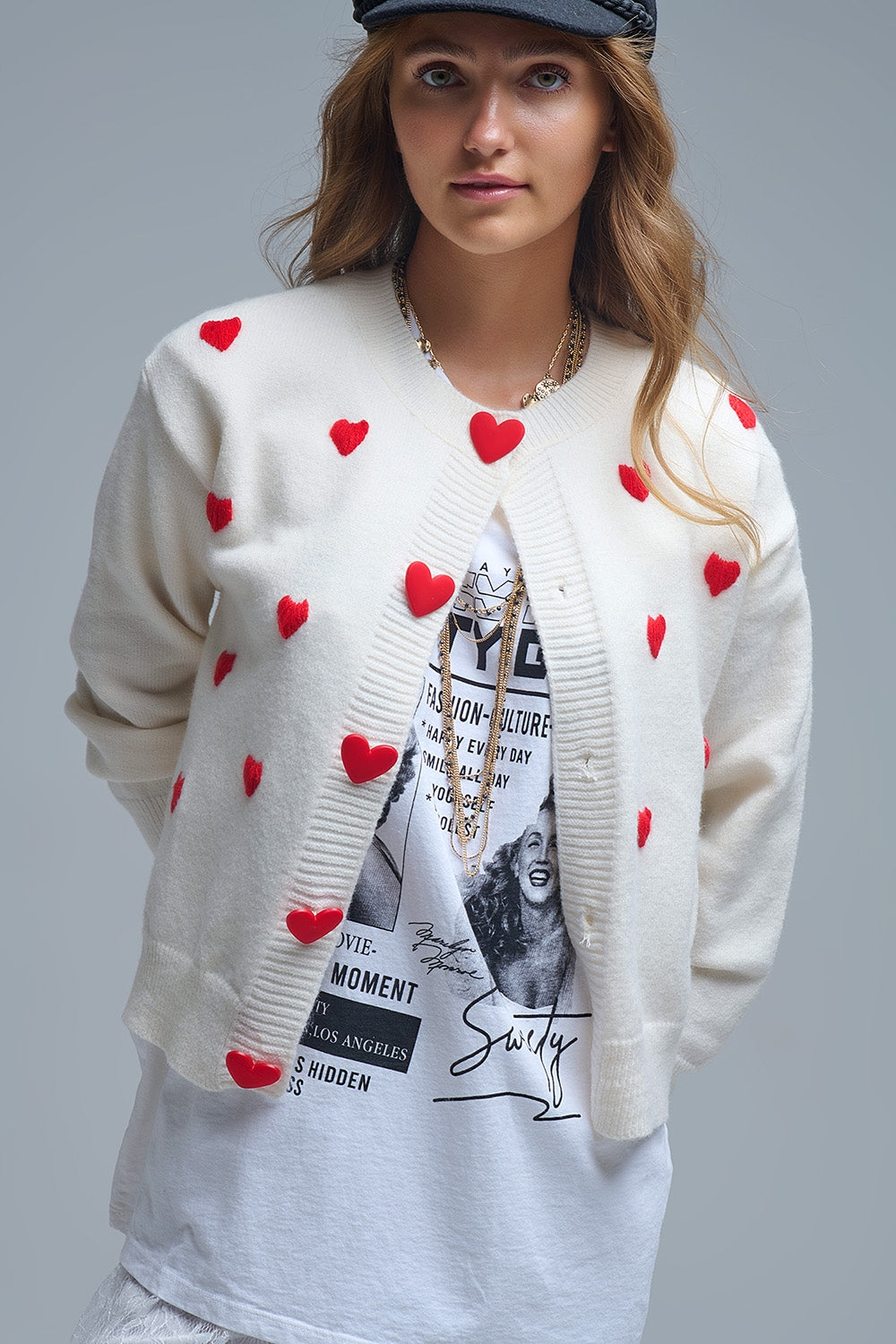 Accogliente cardigan bianco con cuori rossi