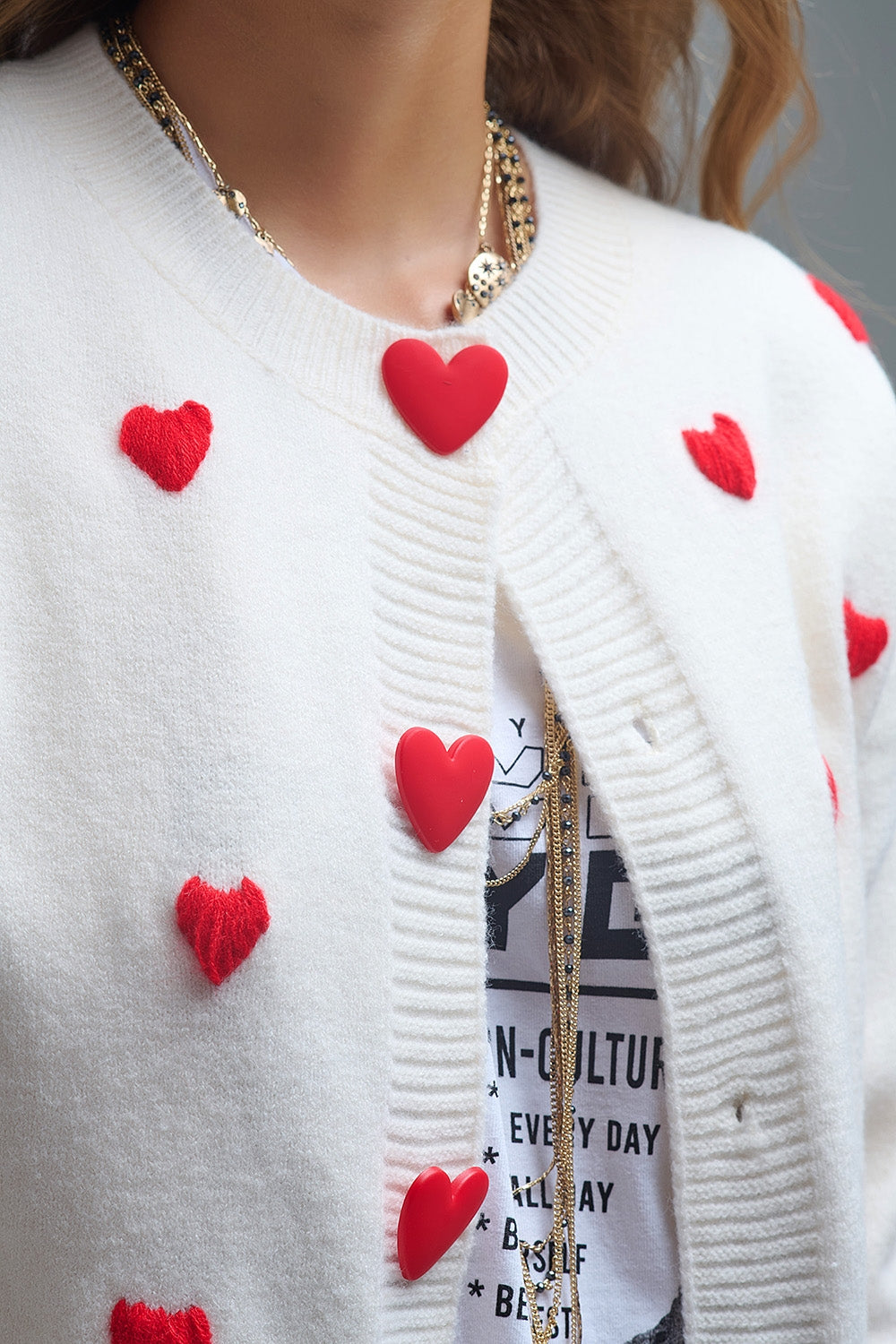 Accogliente cardigan bianco con cuori rossi