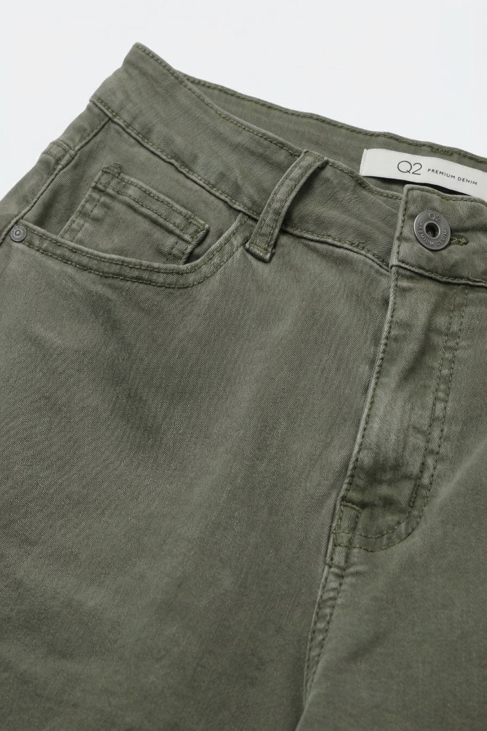 Bermuda in denim verde oliva a gamba larga e taglio cropped