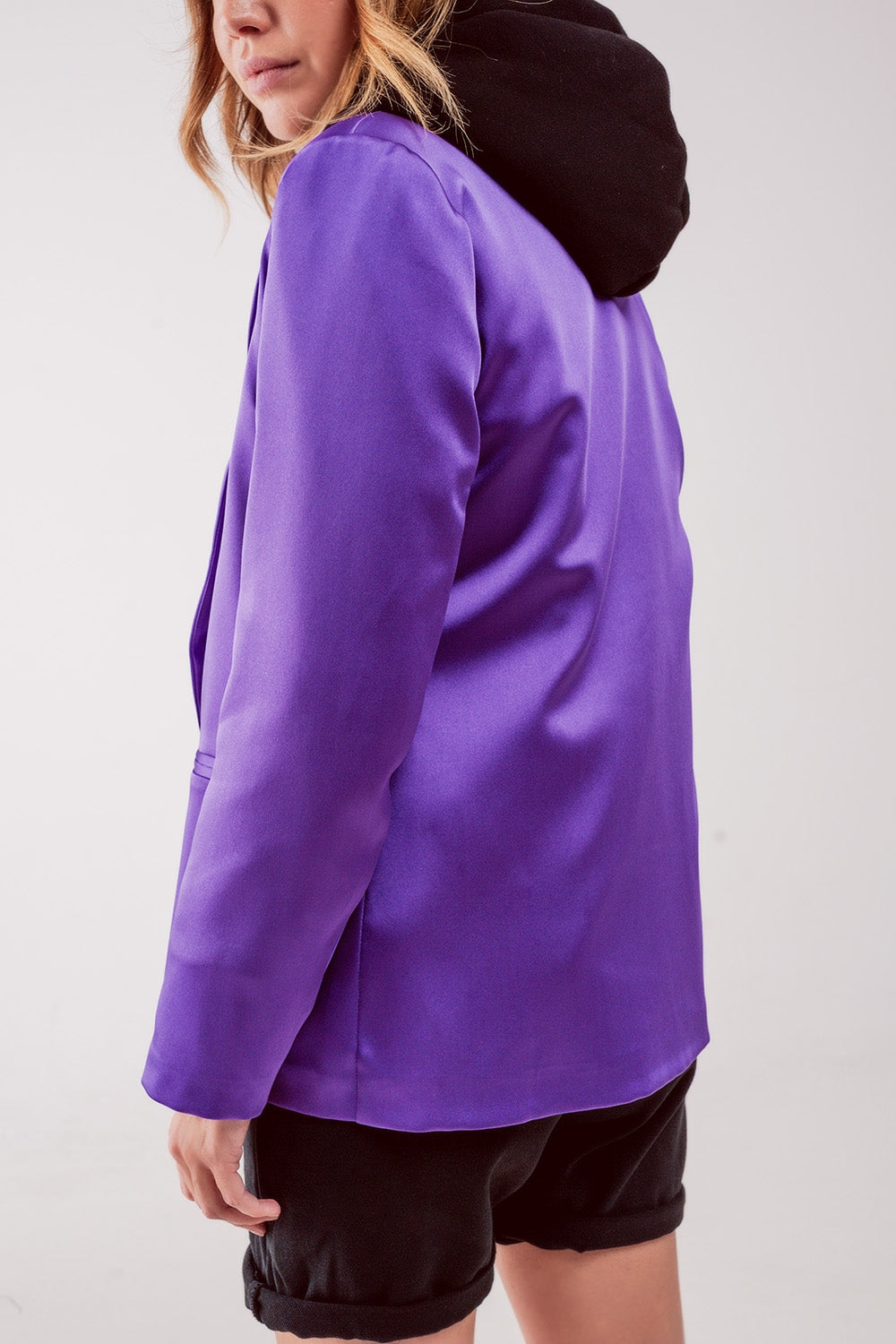 Blazer elegante in raso con bottoni a doppio petto in viola