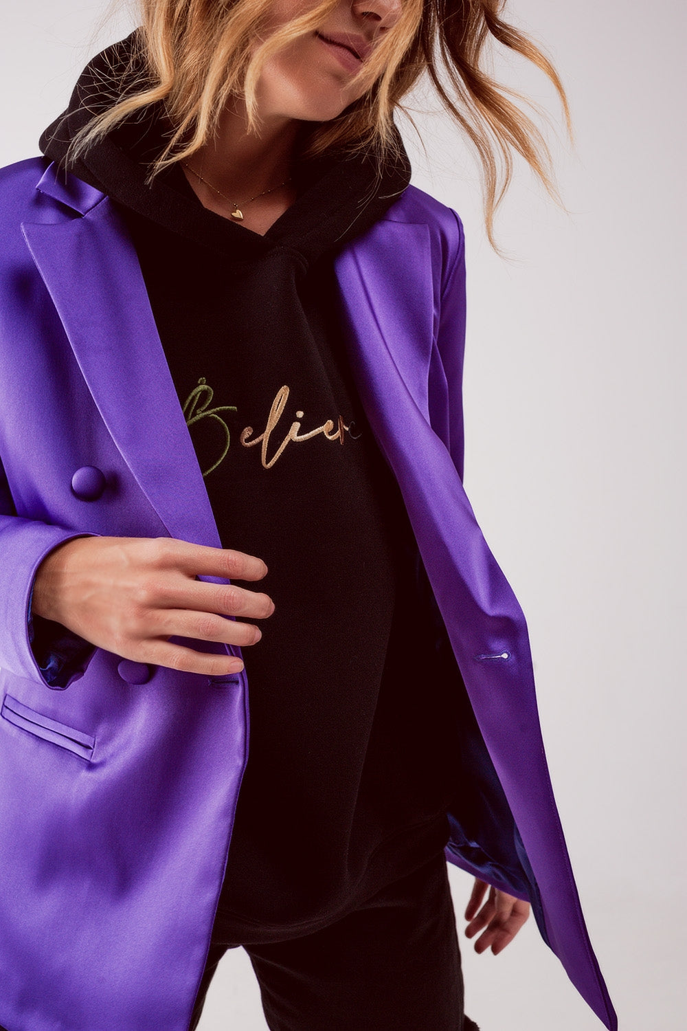 Blazer elegante in raso con bottoni a doppio petto in viola