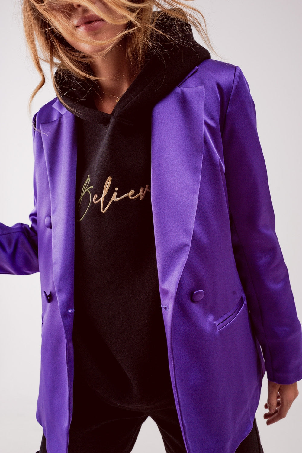 Blazer elegante in raso con bottoni a doppio petto in viola