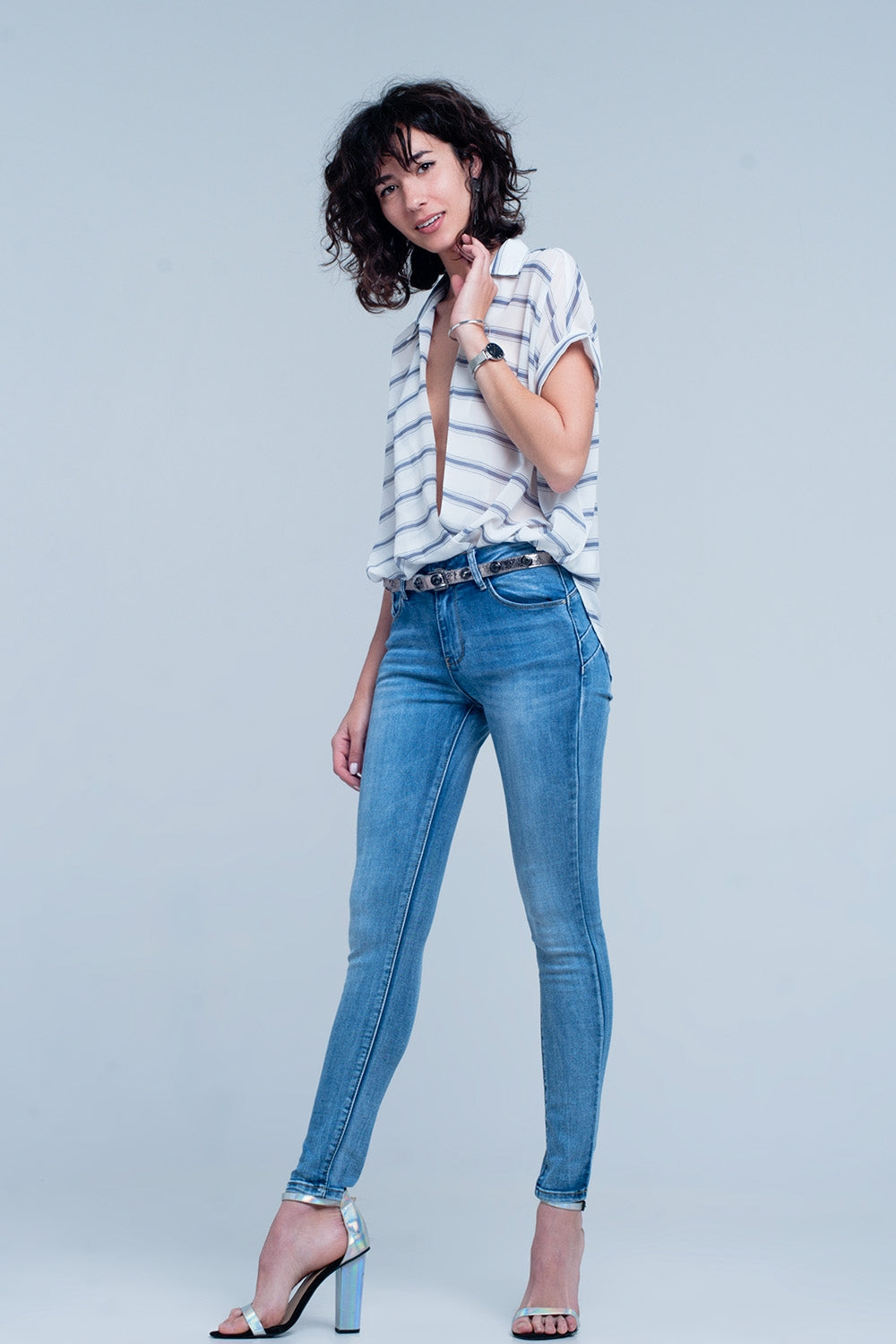 Blusa a portafoglio bianco con drappeggio e maniche corte