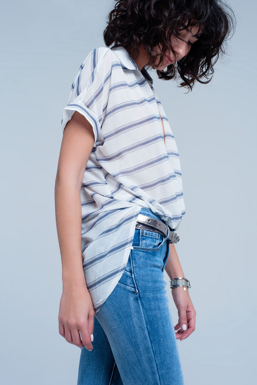 Blusa a portafoglio bianco con drappeggio e maniche corte