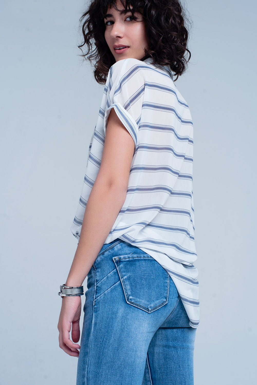 Blusa a portafoglio bianco con drappeggio e maniche corte