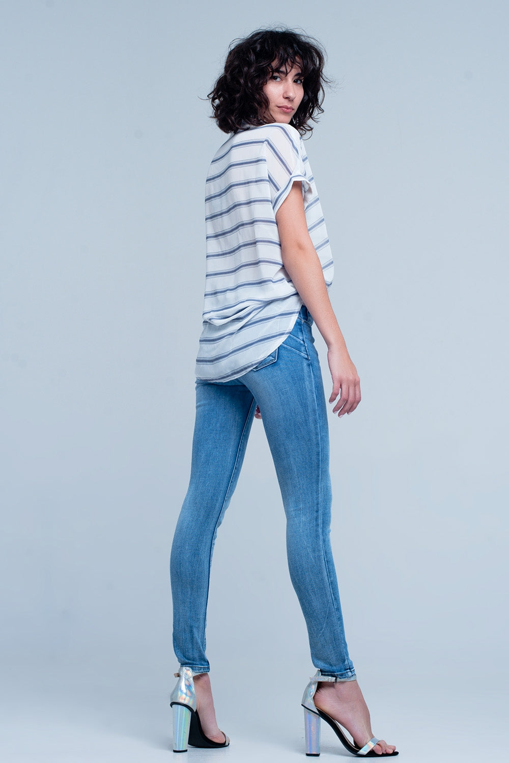 Blusa a portafoglio bianco con drappeggio e maniche corte