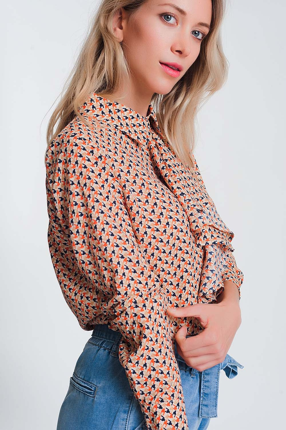 Blusa beige a maniche lunghe con volant