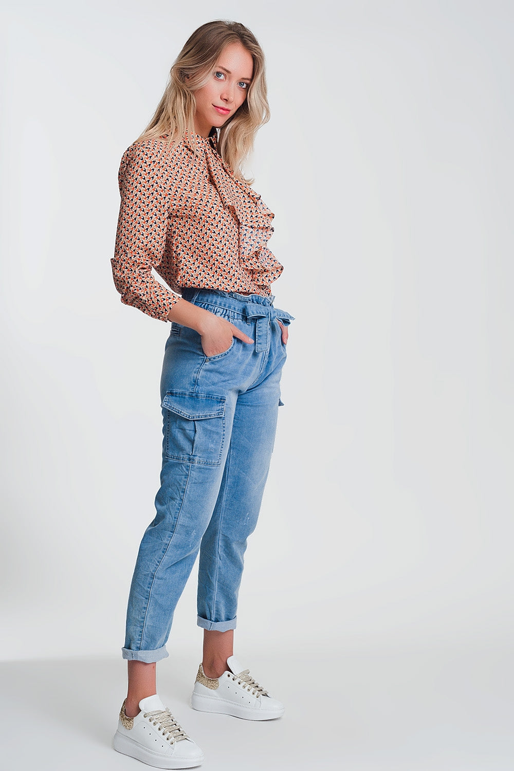 Blusa beige a maniche lunghe con volant