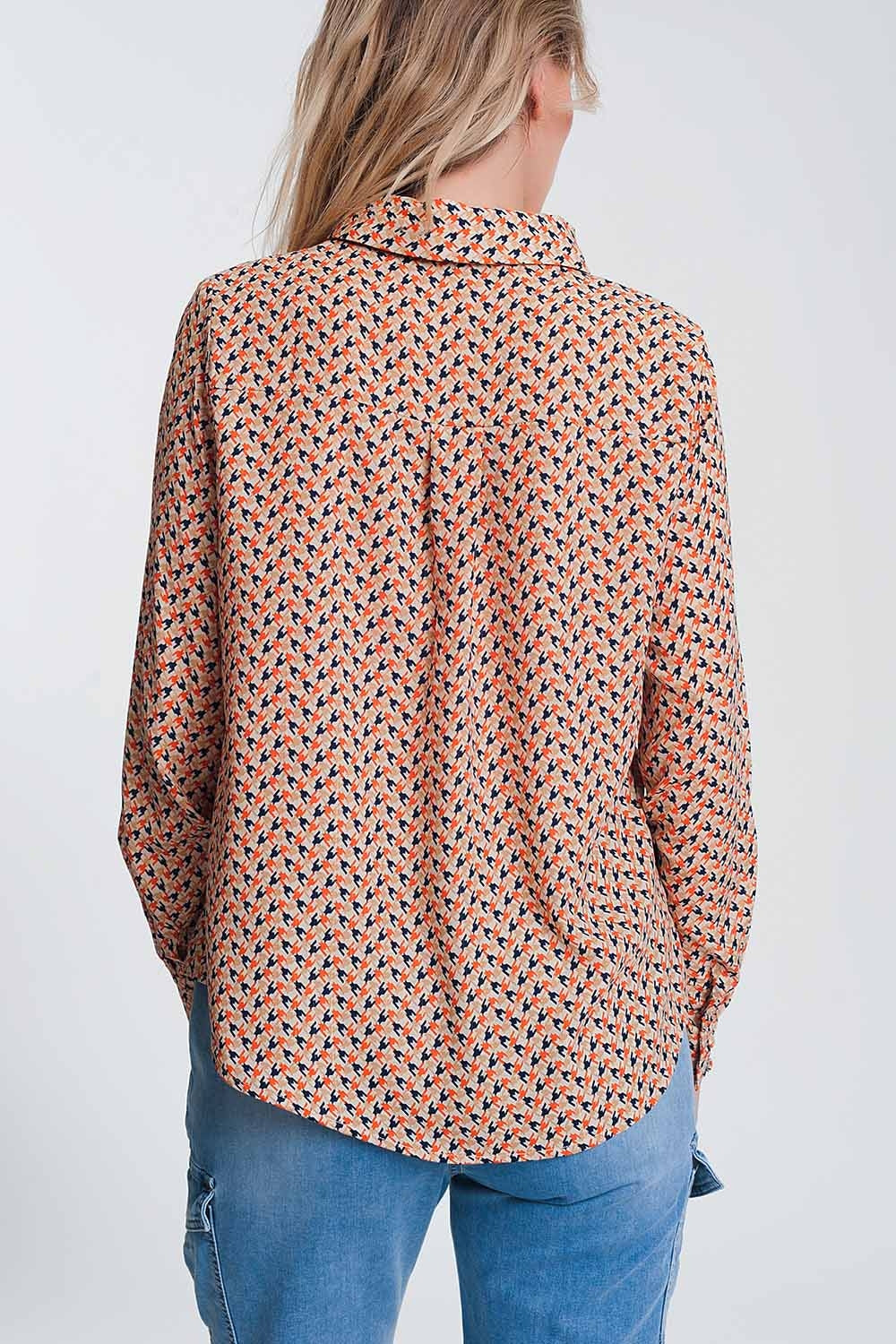 Blusa beige a maniche lunghe con volant
