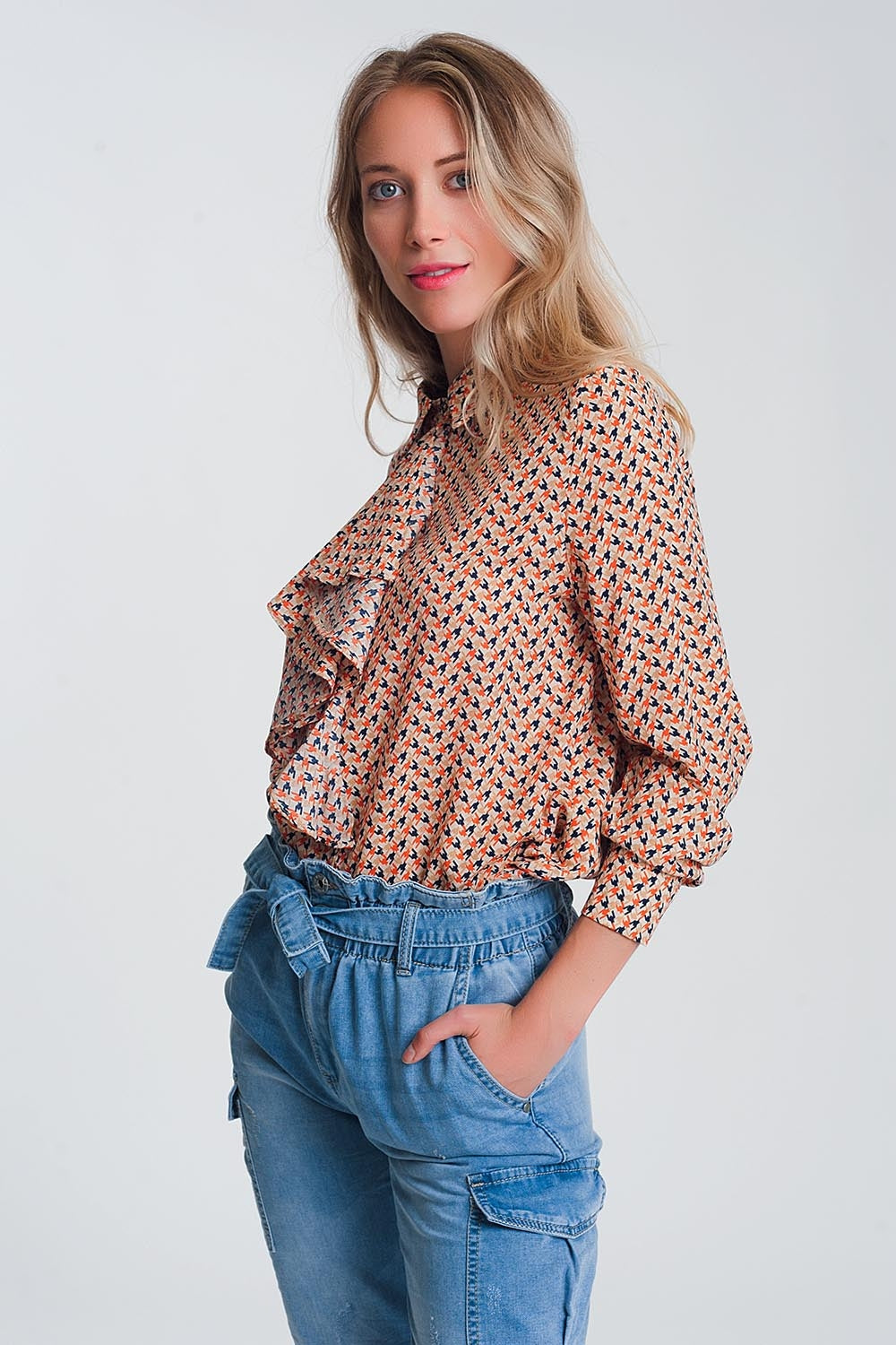 Blusa beige a maniche lunghe con volant