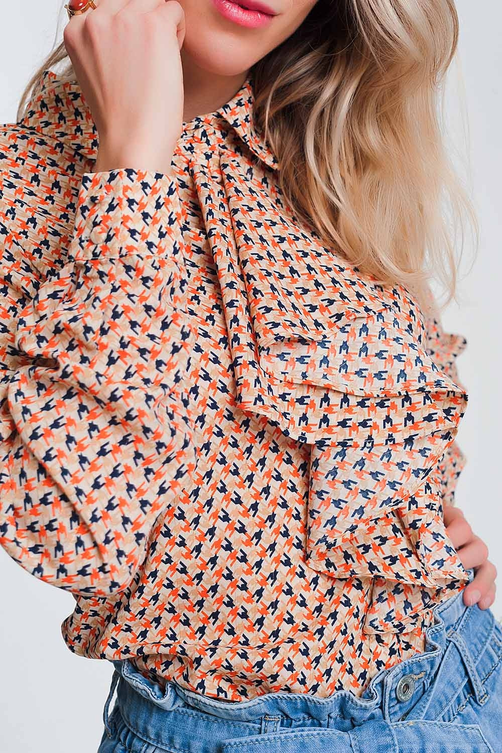 Blusa beige a maniche lunghe con volant
