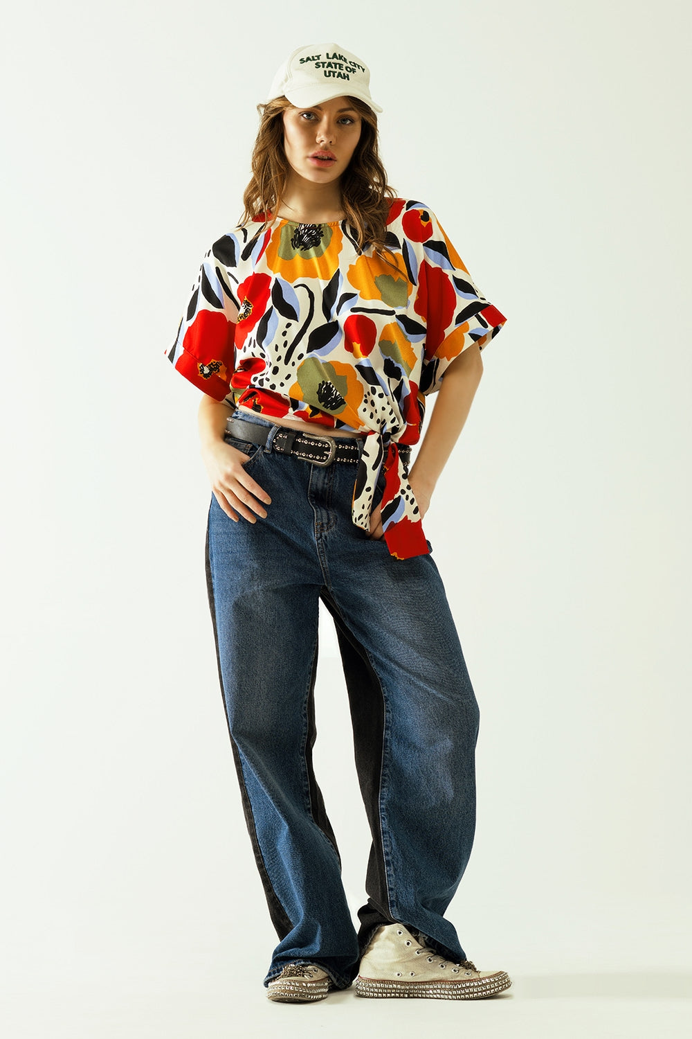 blusa bianca oversize con disegni di papaveri e maniche corte
