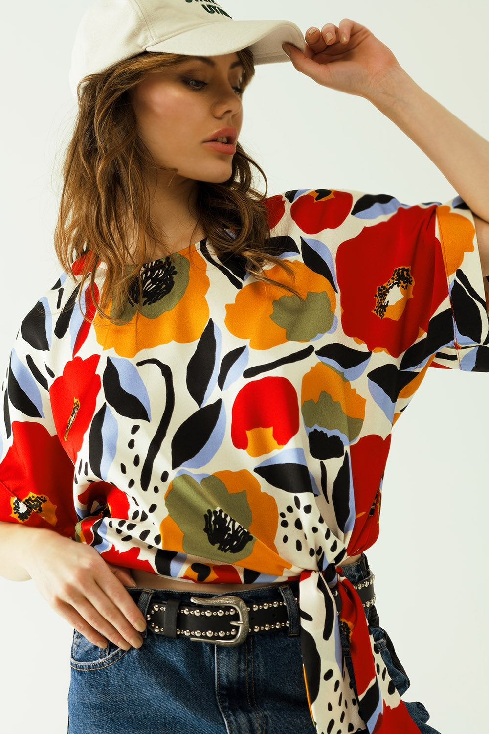 blusa bianca oversize con disegni di papaveri e maniche corte