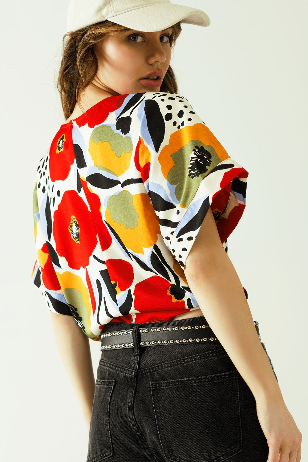 blusa bianca oversize con disegni di papaveri e maniche corte