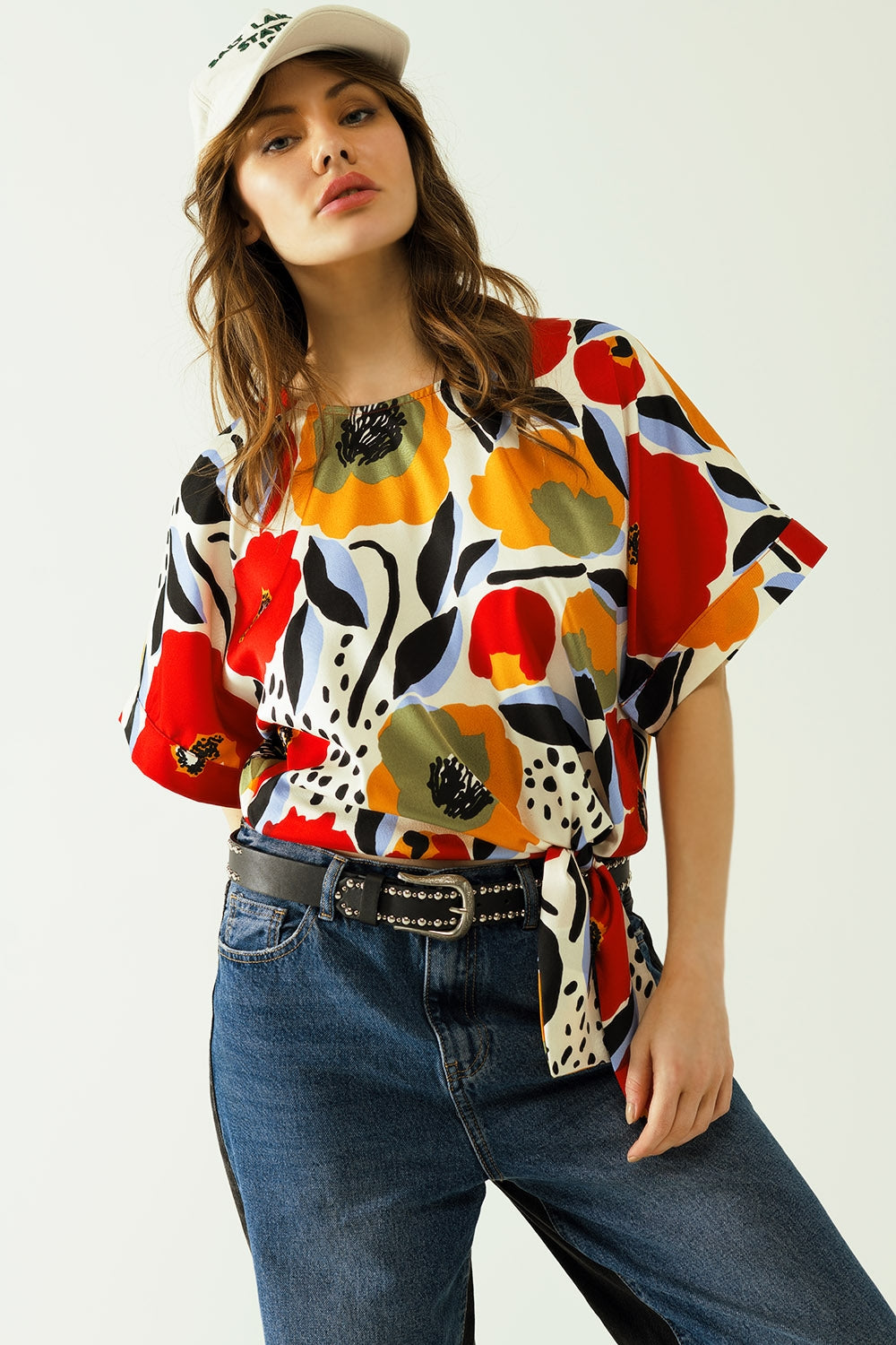 blusa bianca oversize con disegni di papaveri e maniche corte