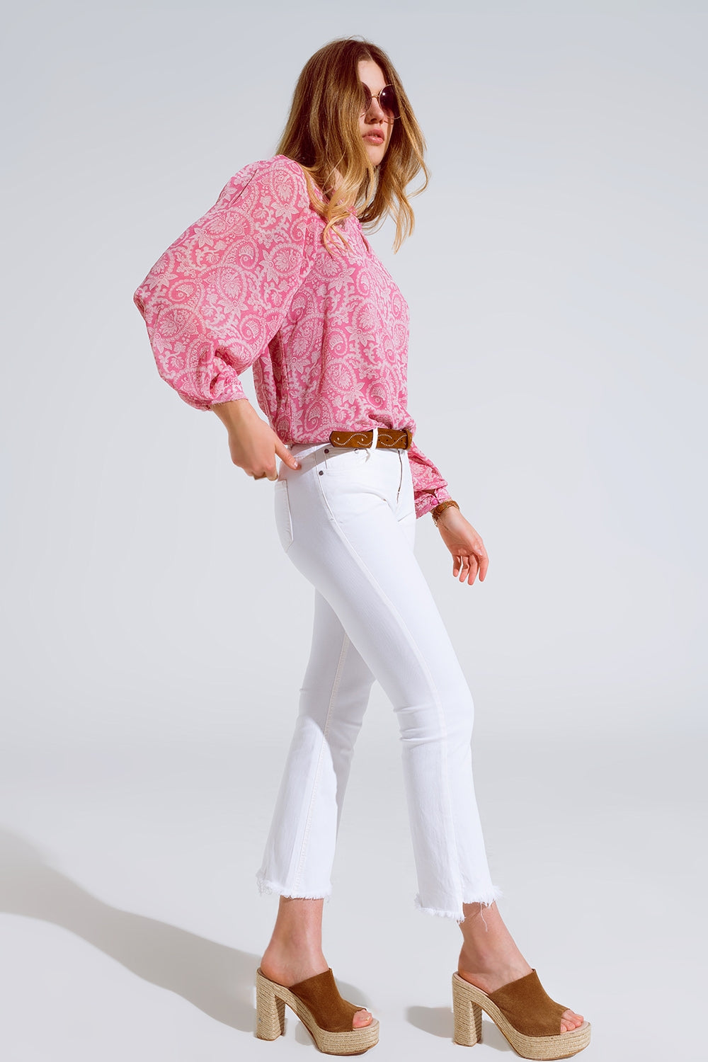 Blusa chiffon rosa con disegno floreale e maniche lunghe