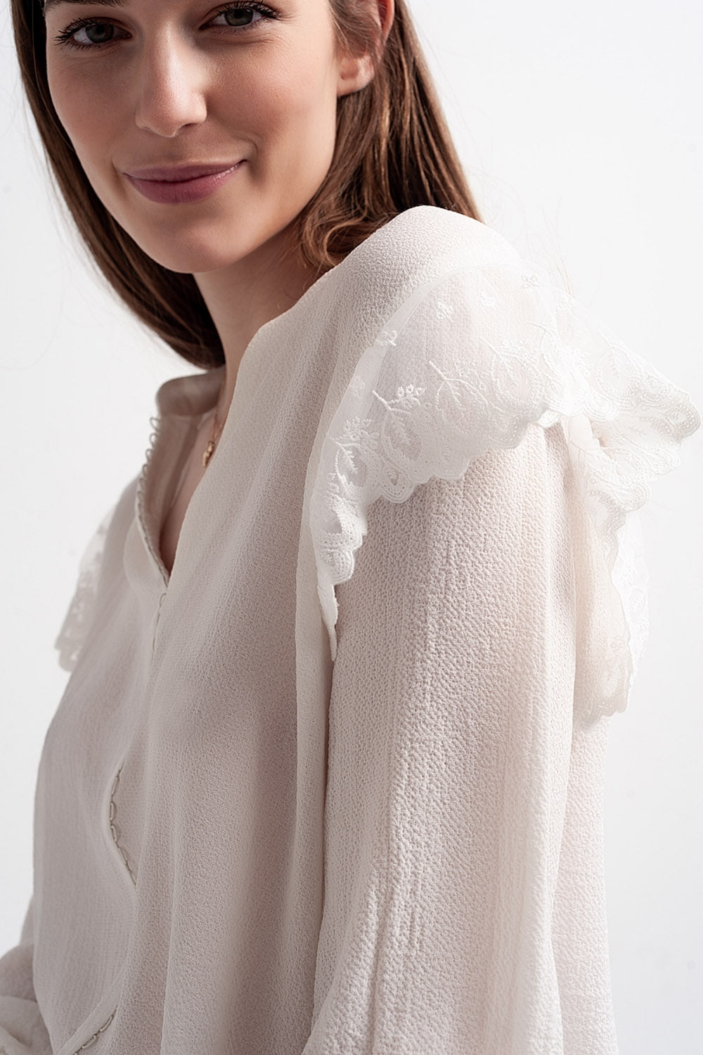 Blusa con maniche voluminose con polsini color ostrica