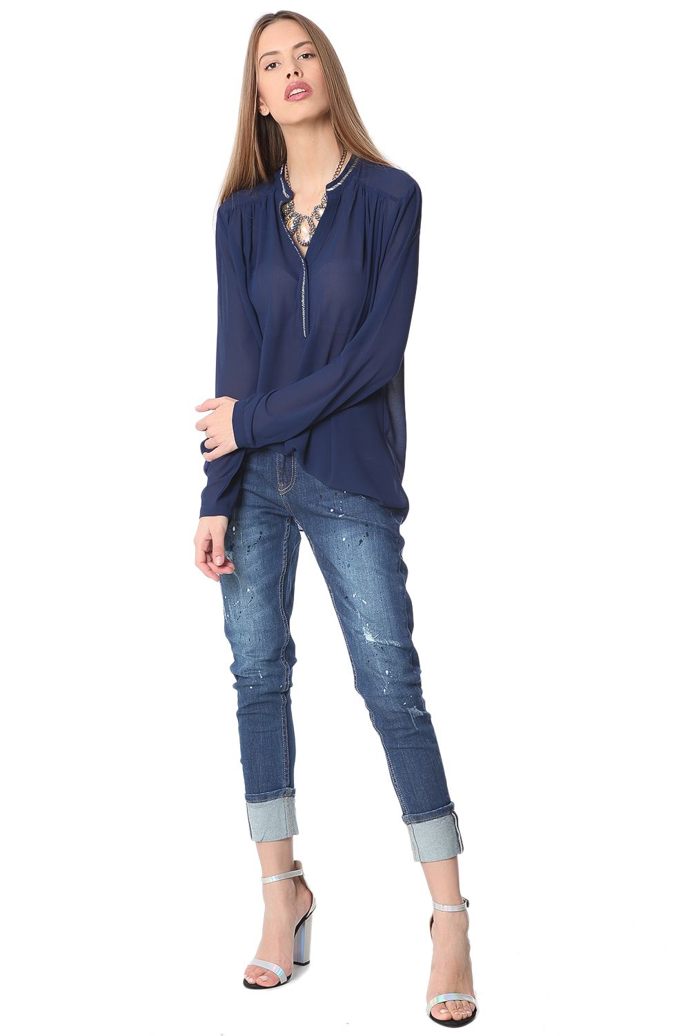 blusa di chiffon blu con dettaglio di perline