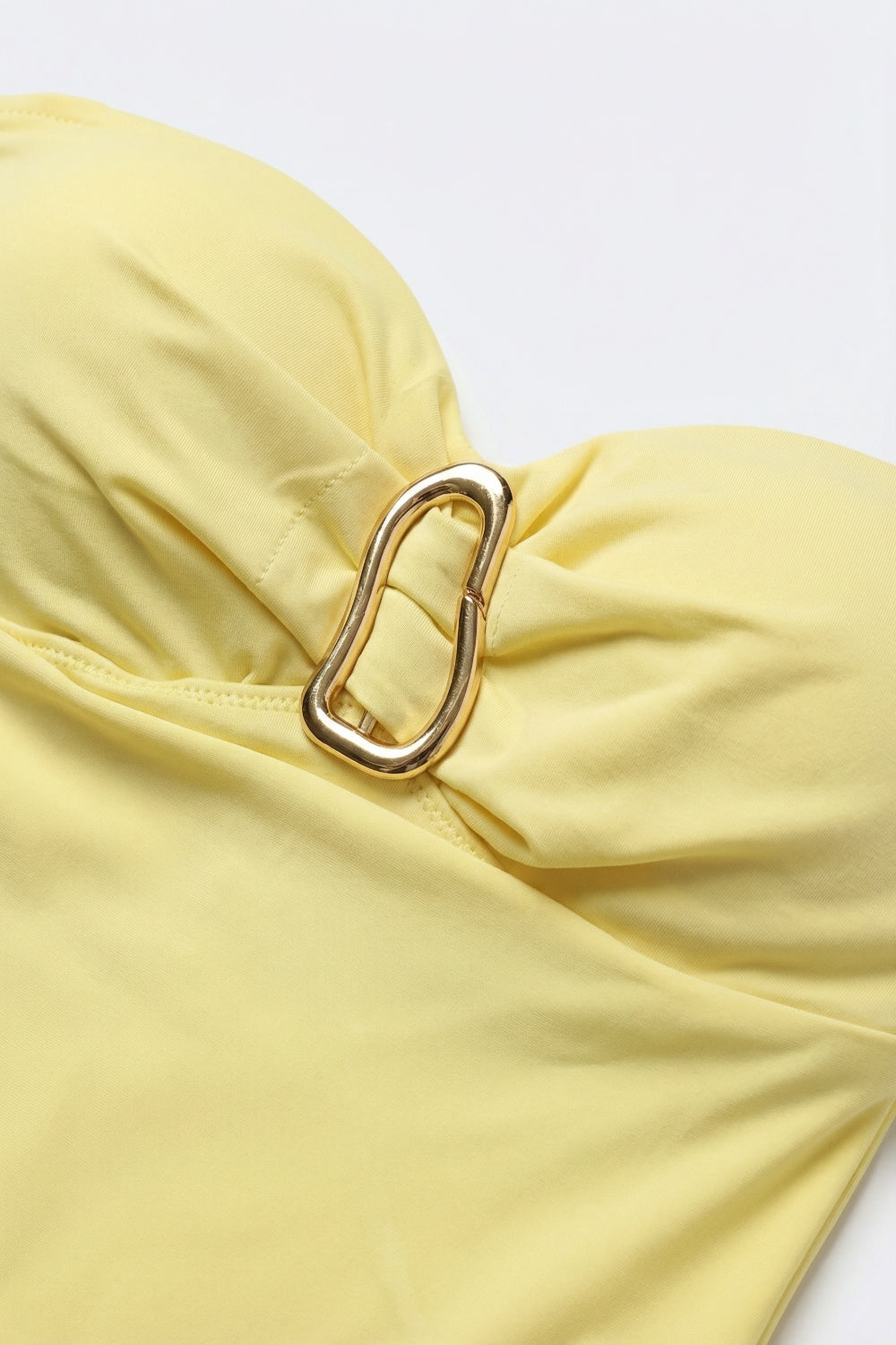Body giallo senza spalline con dettaglio fibbie