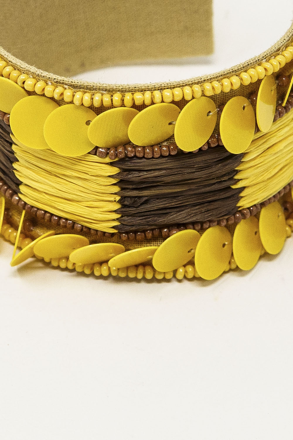 Bracciale aperto spesso giallo e marrone con accenti di perline gialle