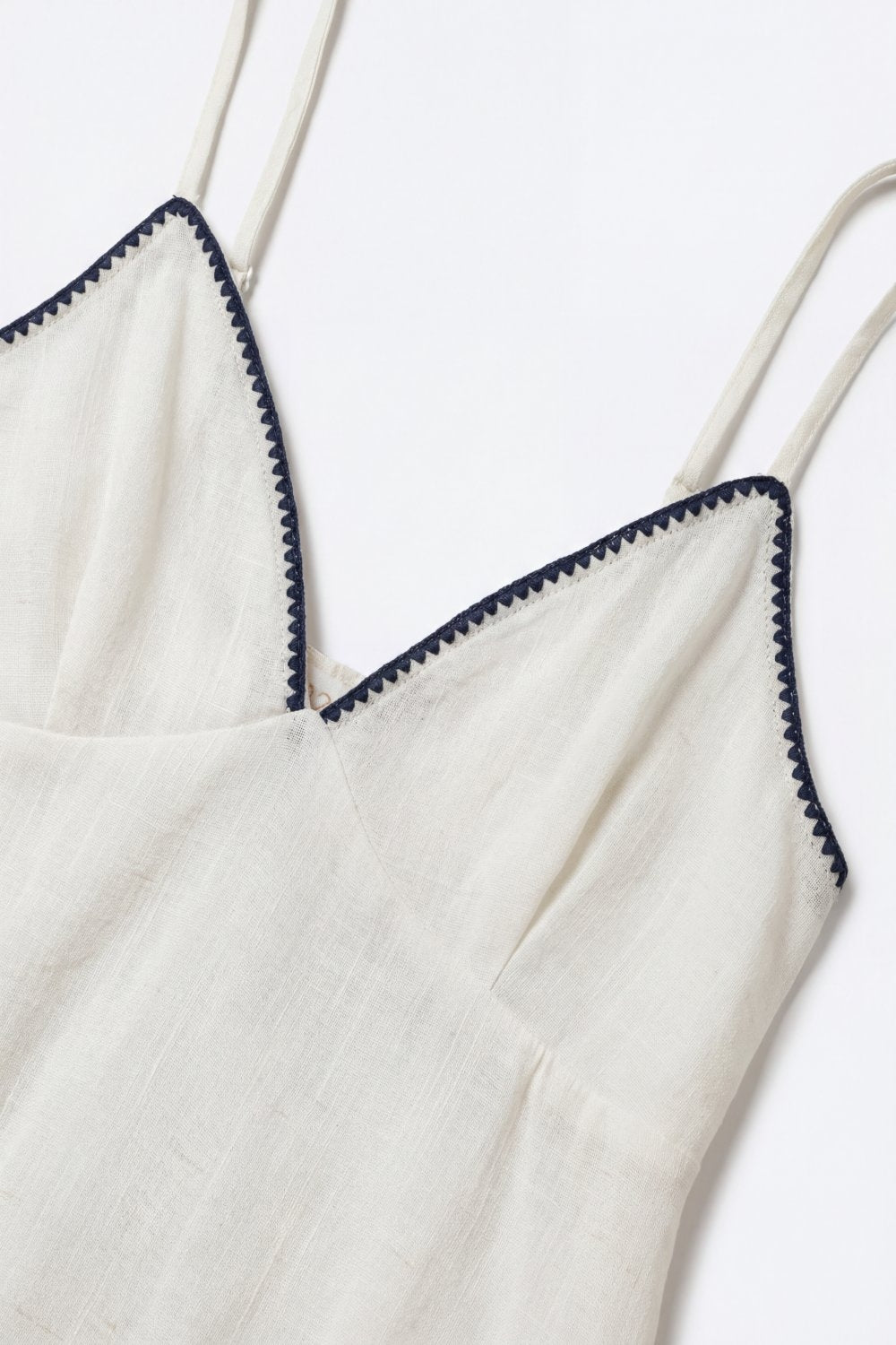 Cami bianca leggera con bordo a zig-zag blu navy