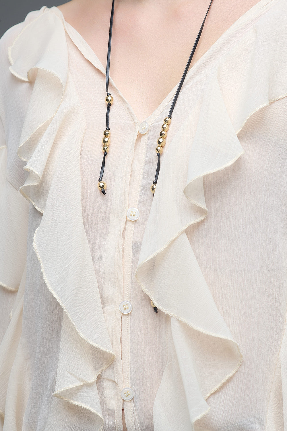 Camicetta beige con scollo a V e volant all over