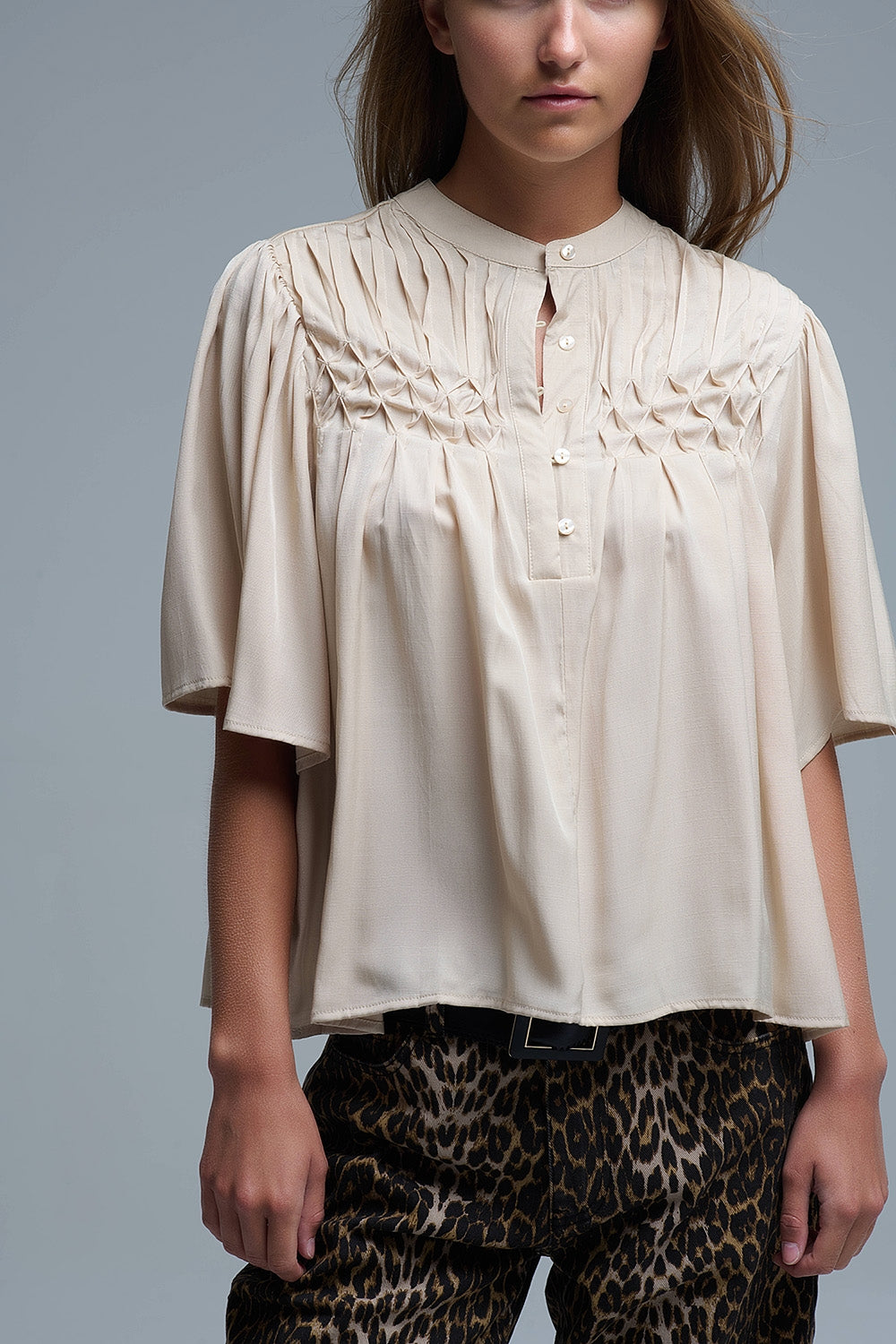 Camicetta beige rilassata in stile boho con dettagli ricamati