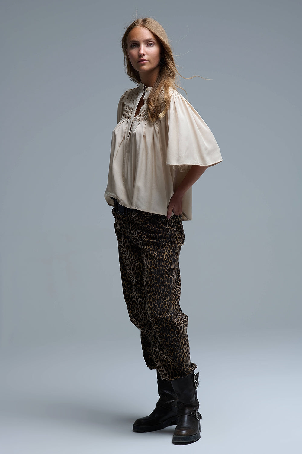 Camicetta beige rilassata in stile boho con dettagli ricamati