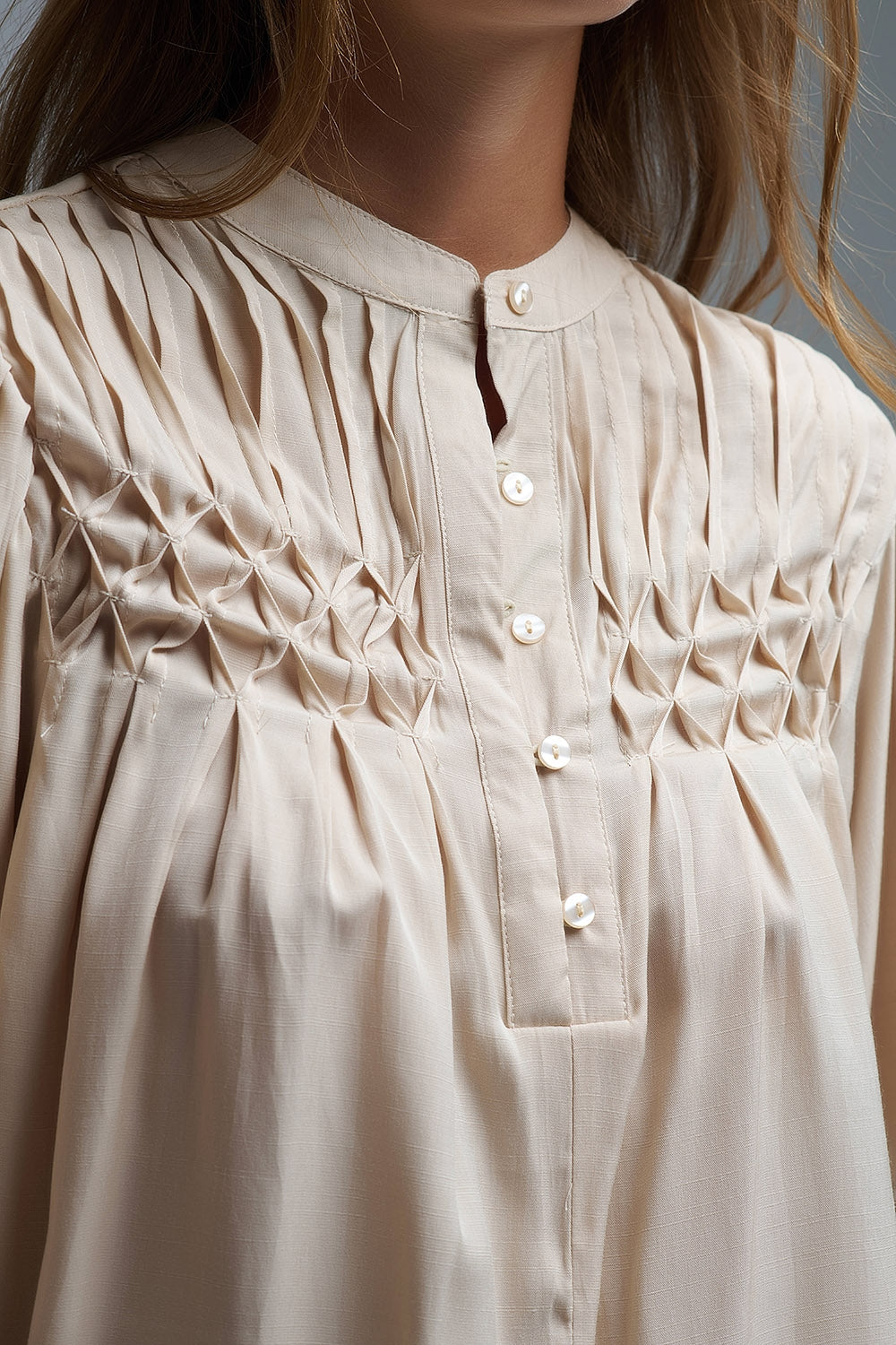 Camicetta beige rilassata in stile boho con dettagli ricamati