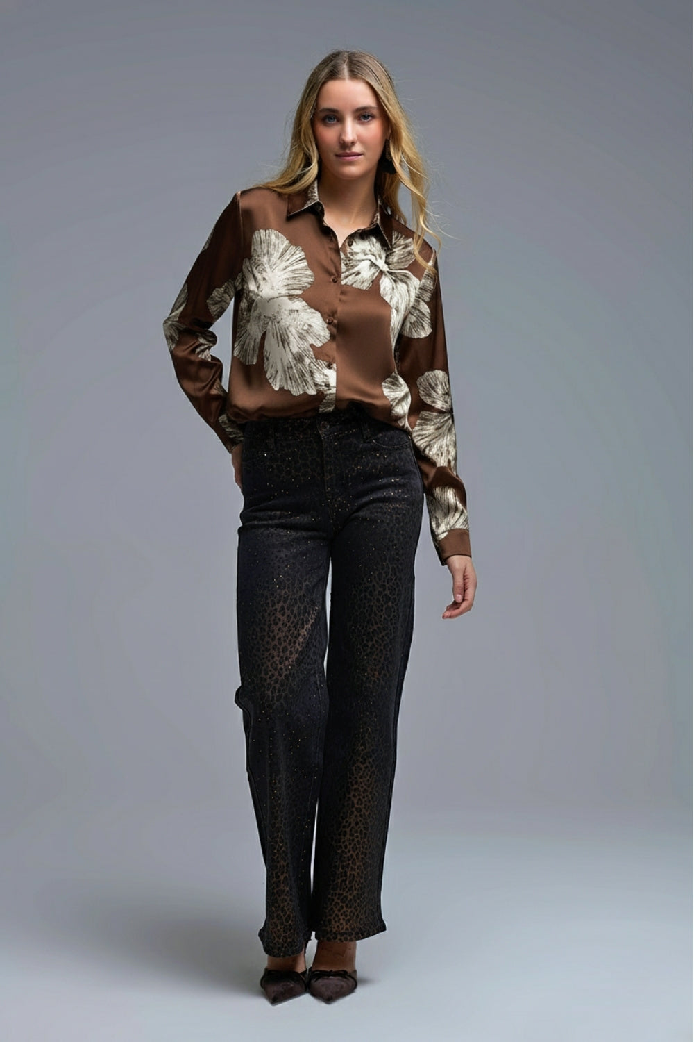 Camicetta Button-Up floreale marrone in tessuto di raso