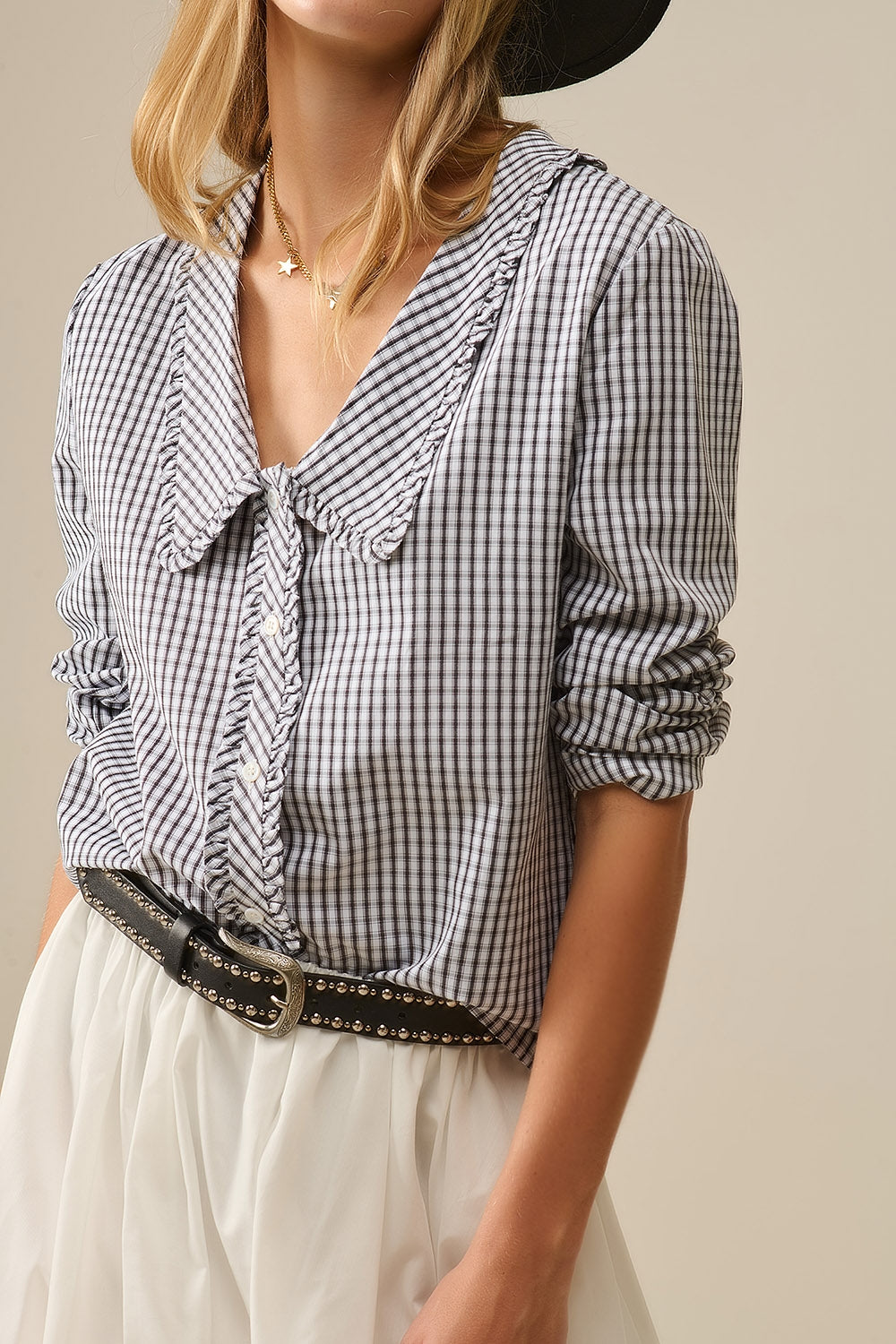Camicetta con collo a pan di gingham in bianco e nero
