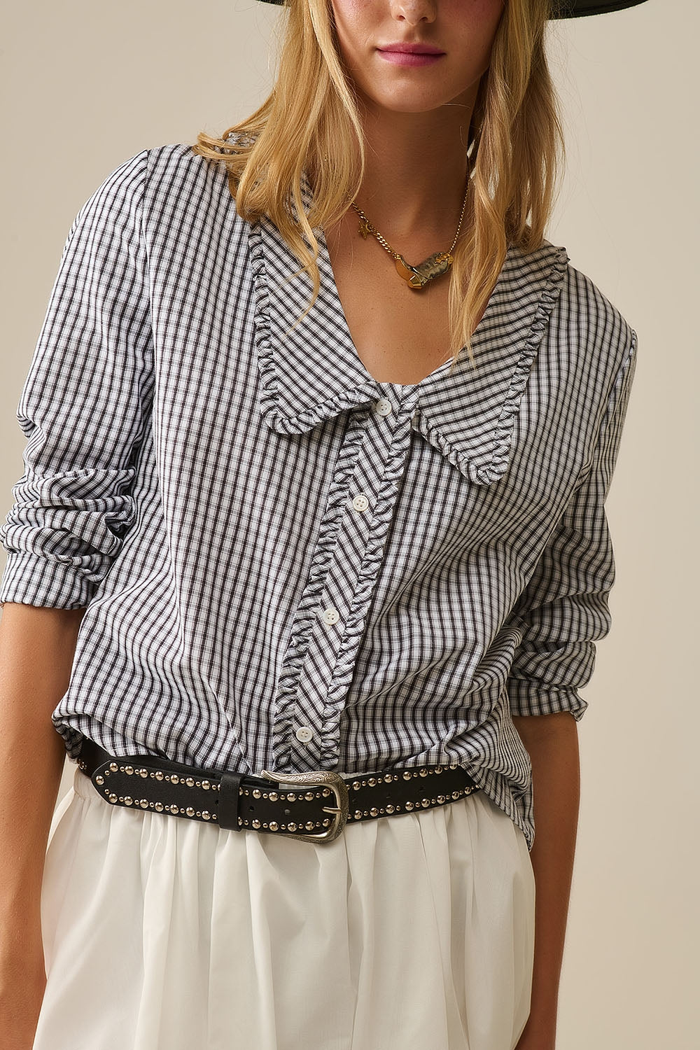 Camicetta con collo a pan di gingham in bianco e nero