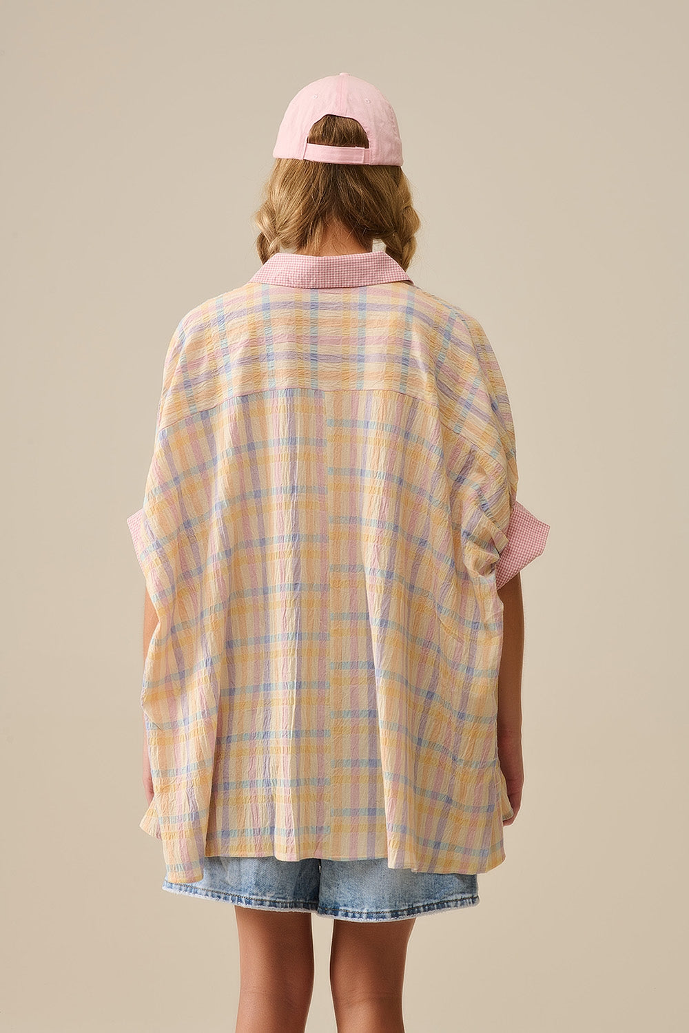 Camicetta fluida oversize con contrasto a scacchiera