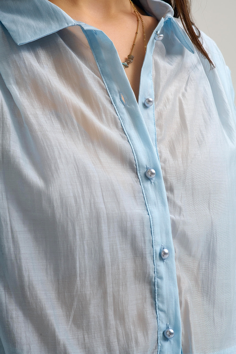 Camicetta in seta Tencel blu con maniche a palloncino e bottoni nacar