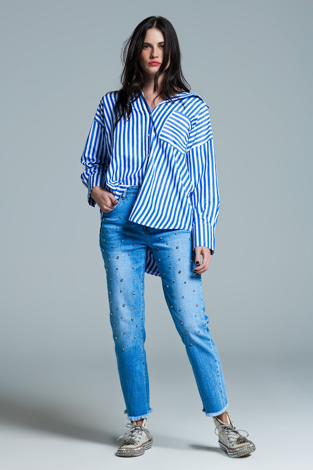 Camicetta oversize bianca a righe verticali blu con taschino sul petto
