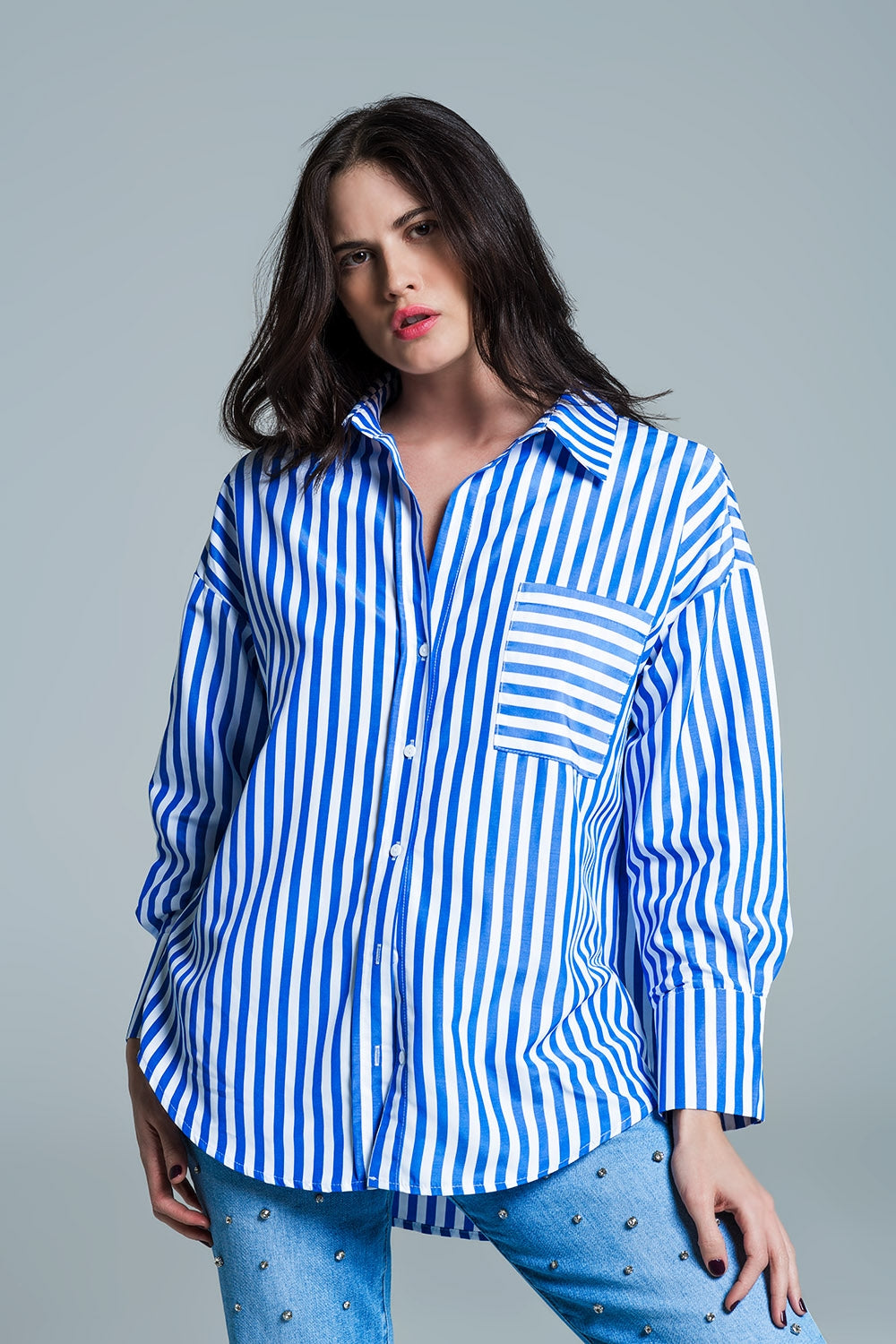 Camicetta oversize bianca a righe verticali blu con taschino sul petto