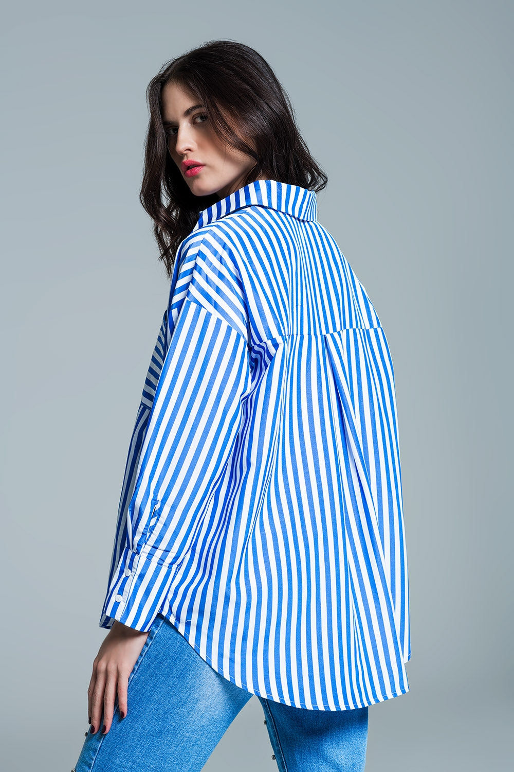 Camicetta oversize bianca a righe verticali blu con taschino sul petto