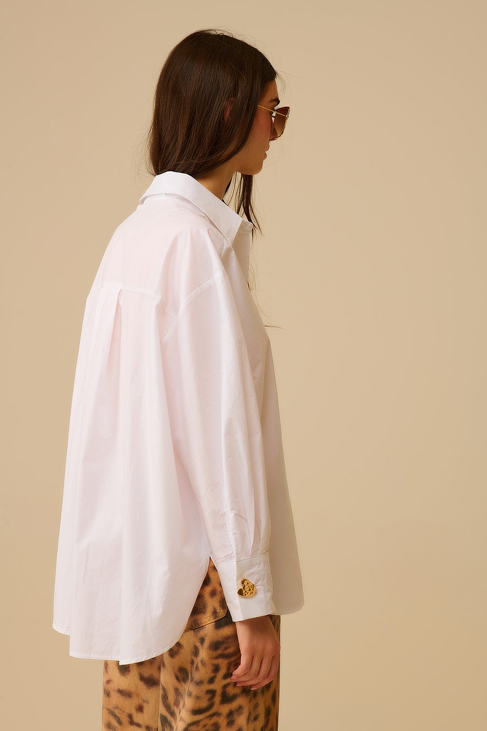 Camicetta oversize bianca con bottoni a cuore dorati