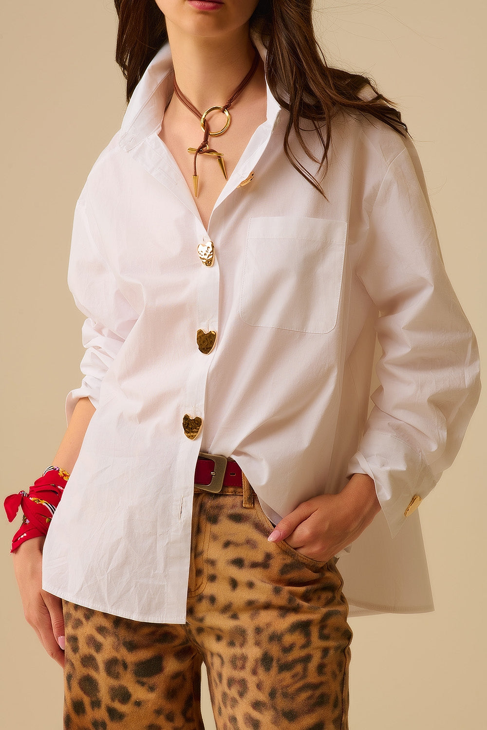 Camicetta oversize bianca con bottoni a cuore dorati