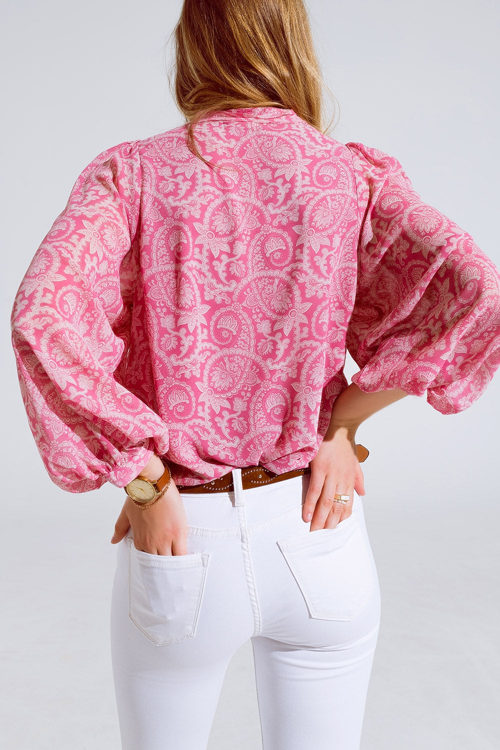 Camicetta rosa in chiffon con stampa floreale e maniche lunghe a palloncino