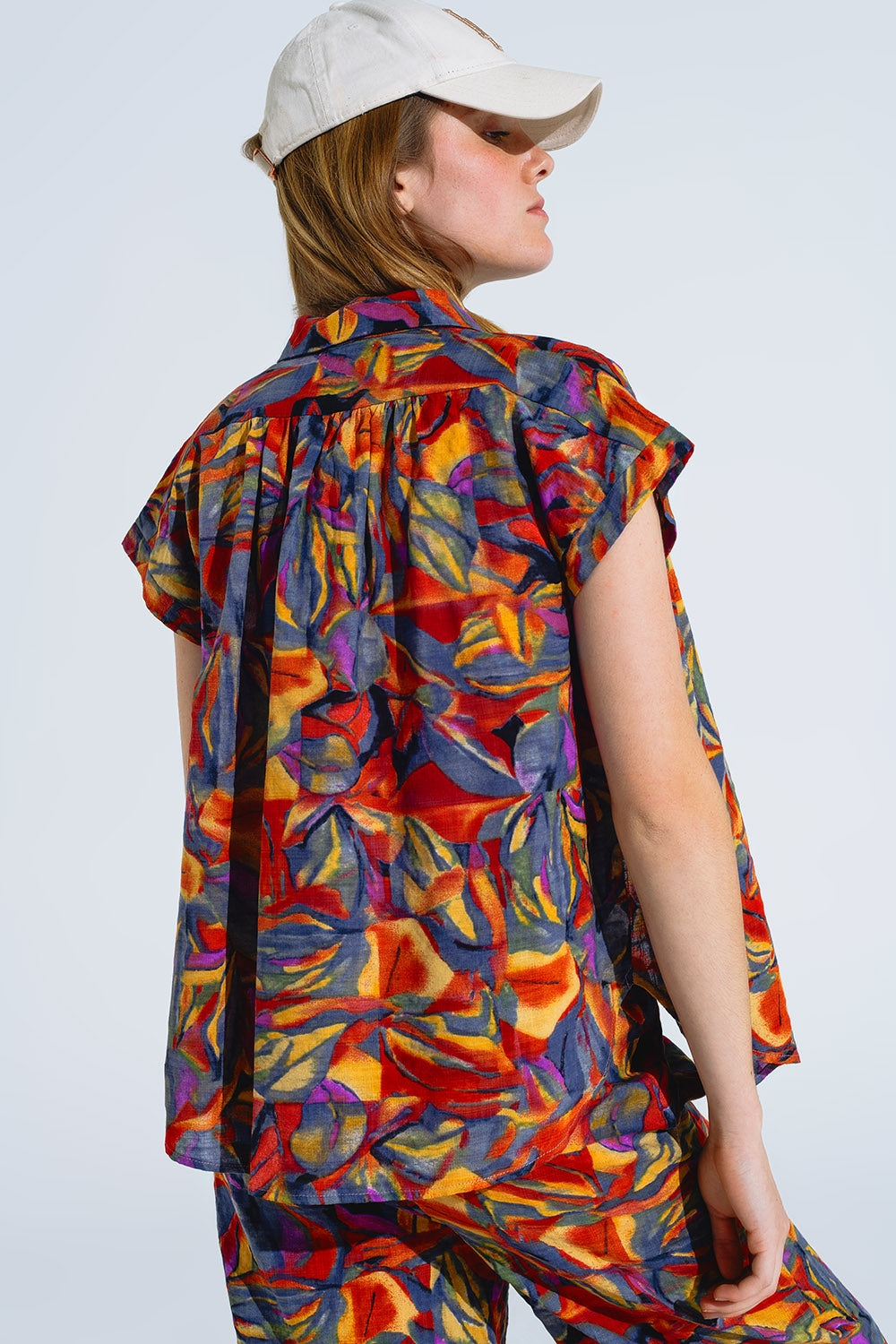 Camicetta rossa con stampa floreale multicolore