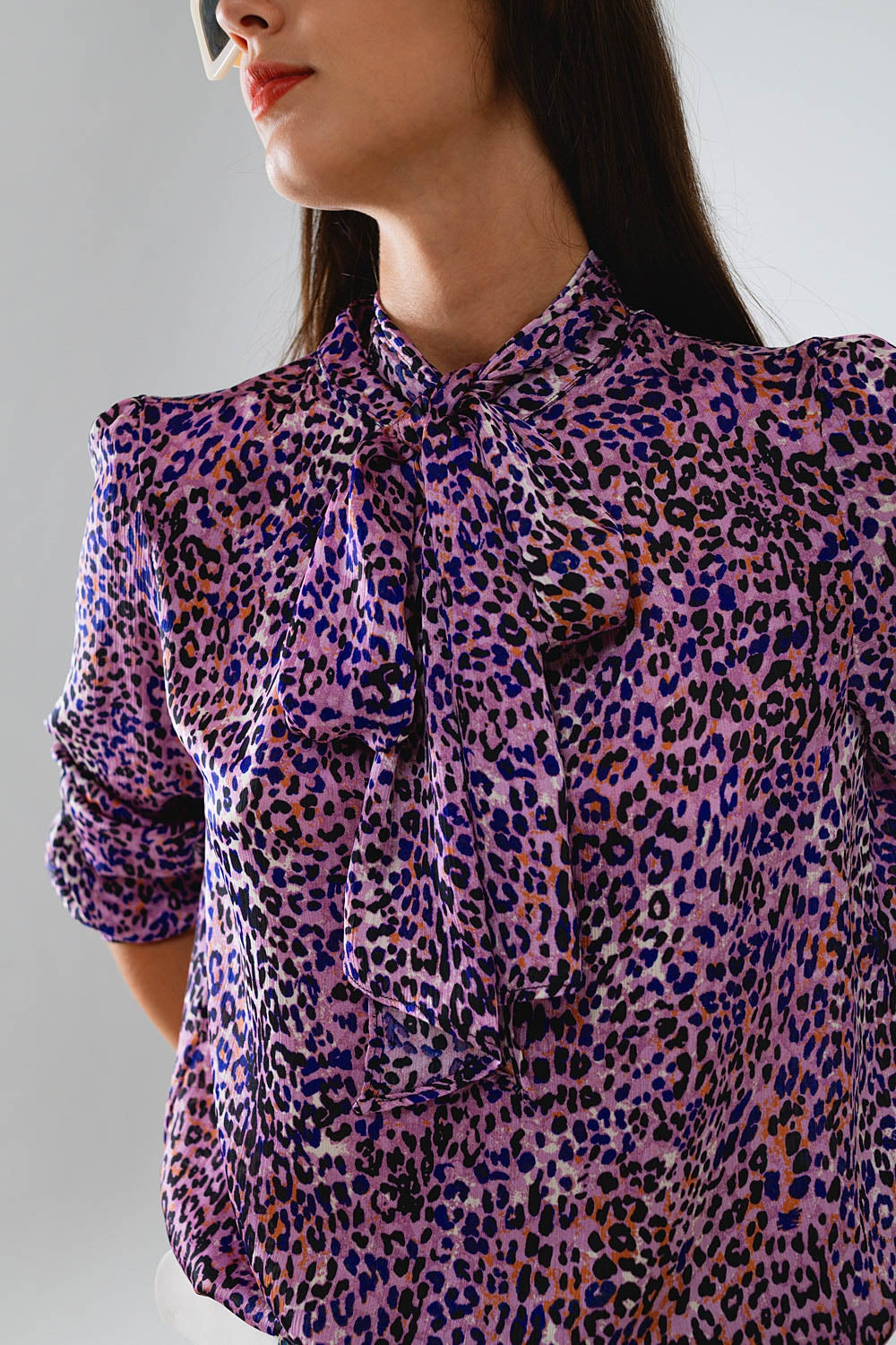Camicetta viola con stampa animalier da annodare al collo