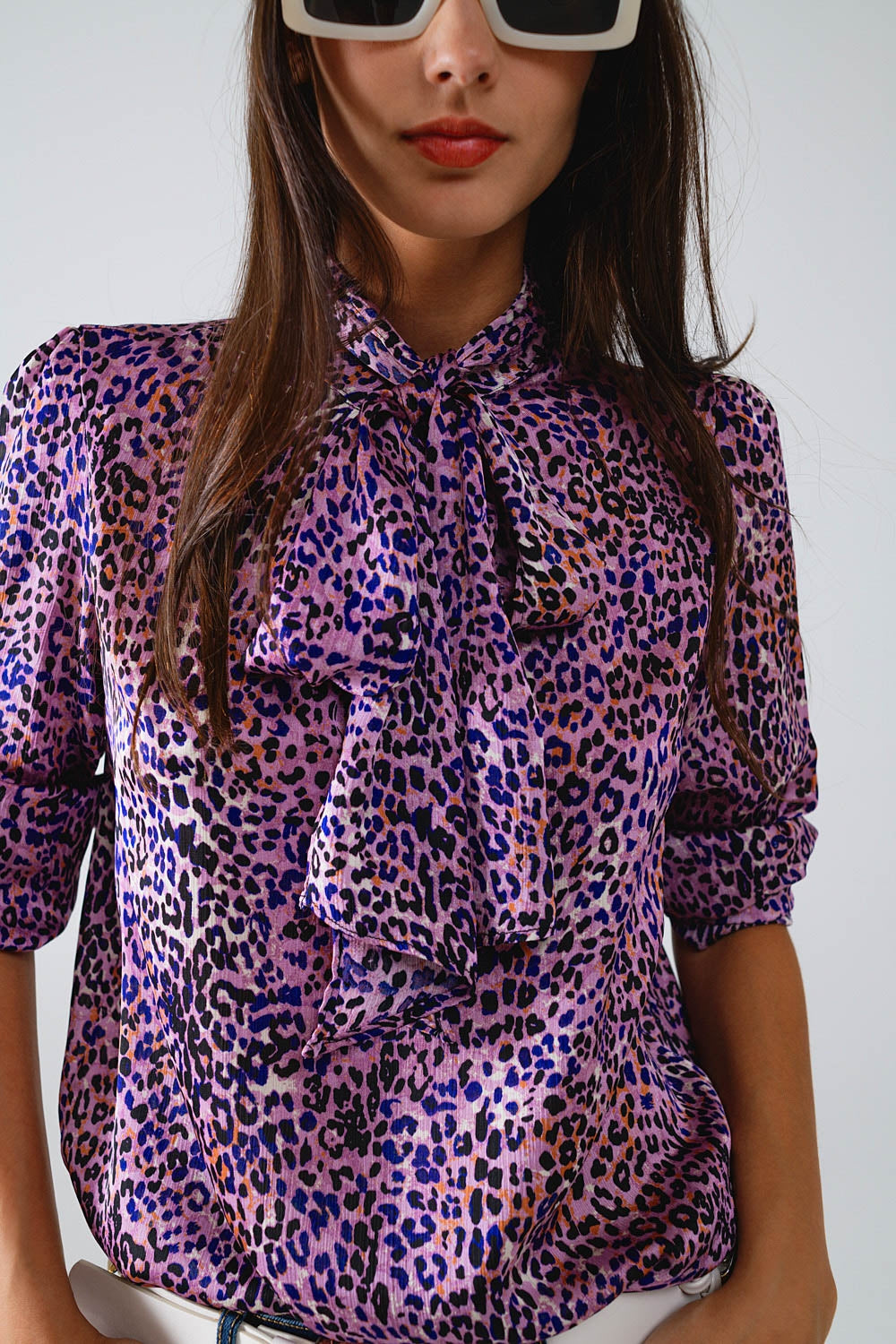 Camicetta viola con stampa animalier da annodare al collo